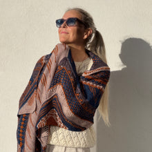 Indlæs billede til gallerivisning Only Yarn in the Building Sjalet - Strikkeopskrift
