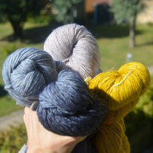 Indlæs billede til gallerivisning Only Yarn in the Building Sjalet - Mechita Strikkekit
