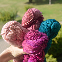 Indlæs billede til gallerivisning Only Yarn in the Building Sjalet - Mechita Strikkekit

